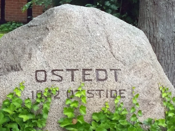 Historischer Gedenkstein in Ostedt