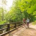 Radfahren auf der Ilmenaubrücke im Veerßer Wald