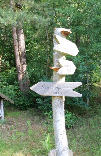 Hinweisschild Rollstuhlwanderweg