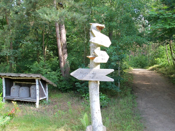 Hinweisschild Rollstuhlwanderweg