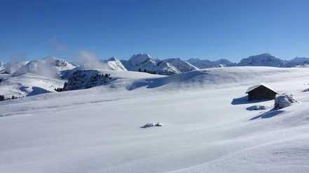 weit-wandern-schneelandschaft-huette-berge.jpg