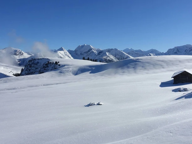 weit-wandern-schneelandschaft-huette-berge.jpg