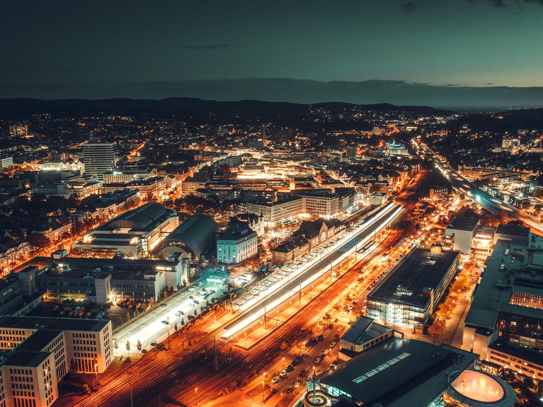 Bielefelder Hauptbahnhof.jpg Nächtliche Luftaufnahme der beleuchteten Stadt Würzburg mit ihrem beeindruckenden Hauptbahnhof.