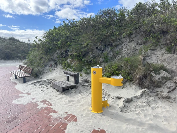Trinkwassersäule am Strandabgang Tennisplätze auf Juist.jpeg