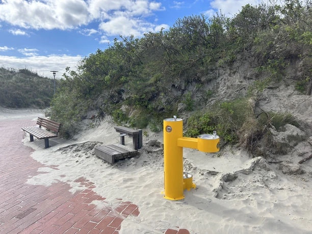 Trinkwassersäule am Strandabgang Tennisplätze auf Juist.jpeg Trinkwassersäule am Strandabgang Tennisplätze auf Juist