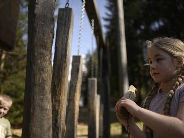 Auf dem Walderlebnispfad am Lautersee bei Mittenwald Familienshooting 2024