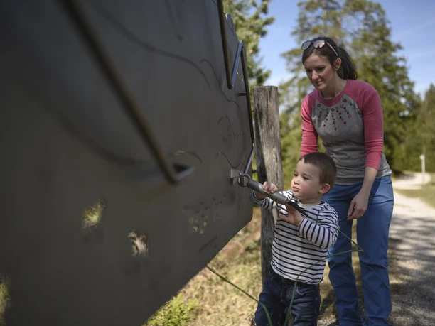 Auf dem Isar-Natur-Erlebnisweg in Krün Familienshooting 2024