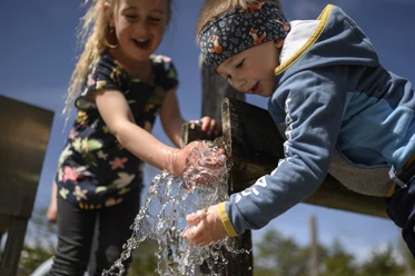 Auf dem Isar-Natur-Erlebnisweg in Krün Familienshooting 2024