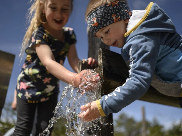 Auf dem Isar-Natur-Erlebnisweg in Krün Familienshooting 2024