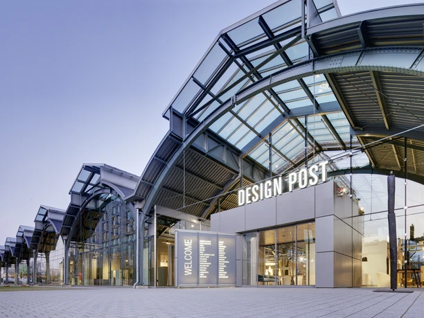 CM-937-0057.jpg Design Post Cologne from the outside: Above Curved glass building with an industrial look