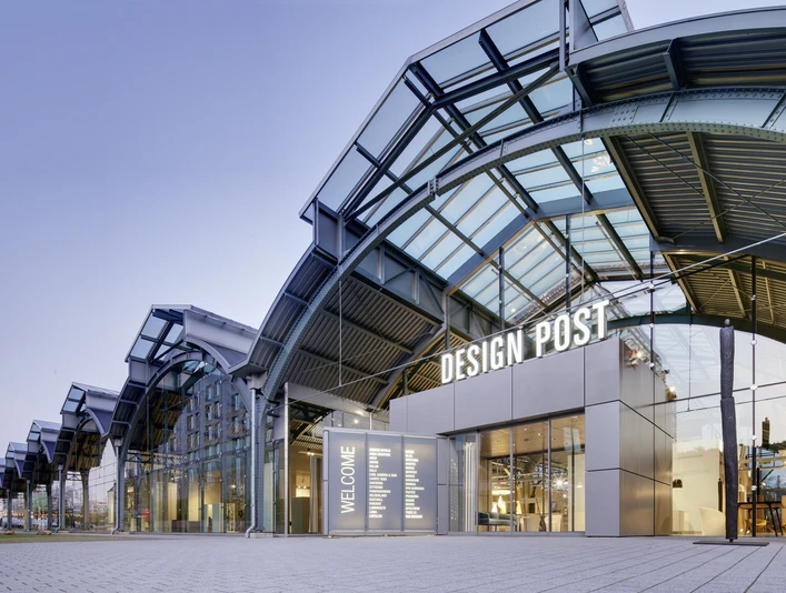 CM-937-0057.jpg Design Post Köln von außen: Oben Gewölbtes Glasgebäude im Industrial LookDesign Post Cologne from the outside: Above Curved glass building with an industrial look