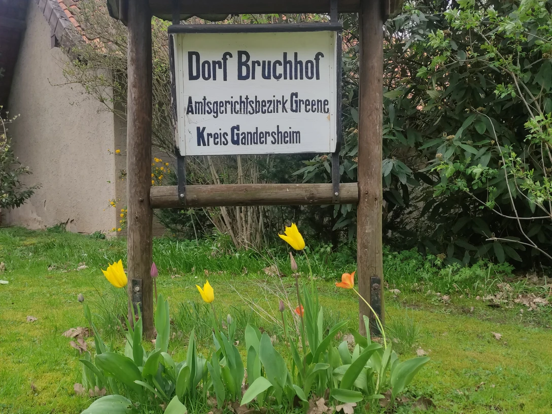 Altes Ortschild Bruchhof.jpg
