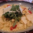 Bärlauch_Spirelli_CC_BY_SA_Teutoburger_Wald_Stadt_Schloss_Holte-Stukenbrock.jpg Pasta mit Bärlauch-Soße, Tomaten und Rucola, garniert mit Parmesan auf einem grünen Teller.