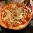 Pizza_Funghi_CC_BY_SA_Teutoburger_Wald_Stadt_Schloss_Holte-Stukenbrock.jpg Pizza mit reichlich Tomatensoße, frischen Champignons und großzügigen Käsestreifen auf knusprigem Boden.
