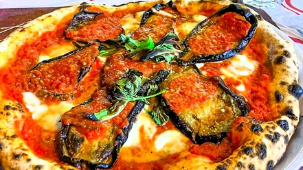 Pizza_CCBYSA_Teutoburger Wald_Stadt Schloss Holte-Stukenbrock-27.jpg Pizza mit gebratener Aubergine, frischer Tomatensoße, Mozzarella und Basilikum auf knusprigem Teig.