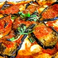 Pizza_CCBYSA_Teutoburger Wald_Stadt Schloss Holte-Stukenbrock-27.jpg Pizza mit gebratener Aubergine, frischer Tomatensoße, Mozzarella und Basilikum auf knusprigem Teig.