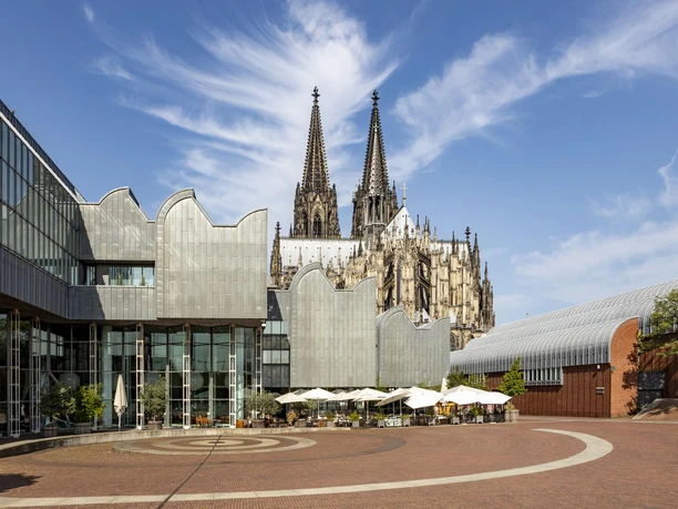 Café Restaurant Ludwig im Museum Museum Ludwig mit dem Kölner Dom im Hintergrund, bei klarer Himmelssituation.