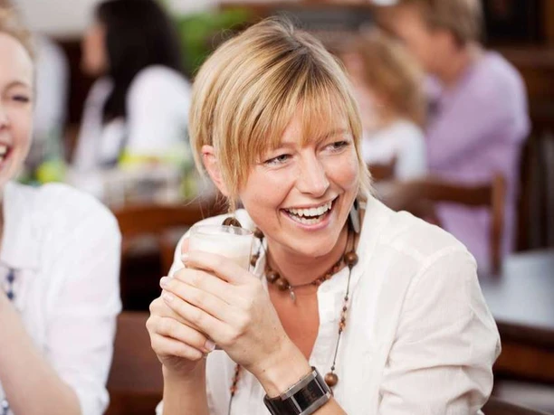 Zwei Frauen beim Kaffeetrinken Zwei Frauen beim Kaffeetrinken