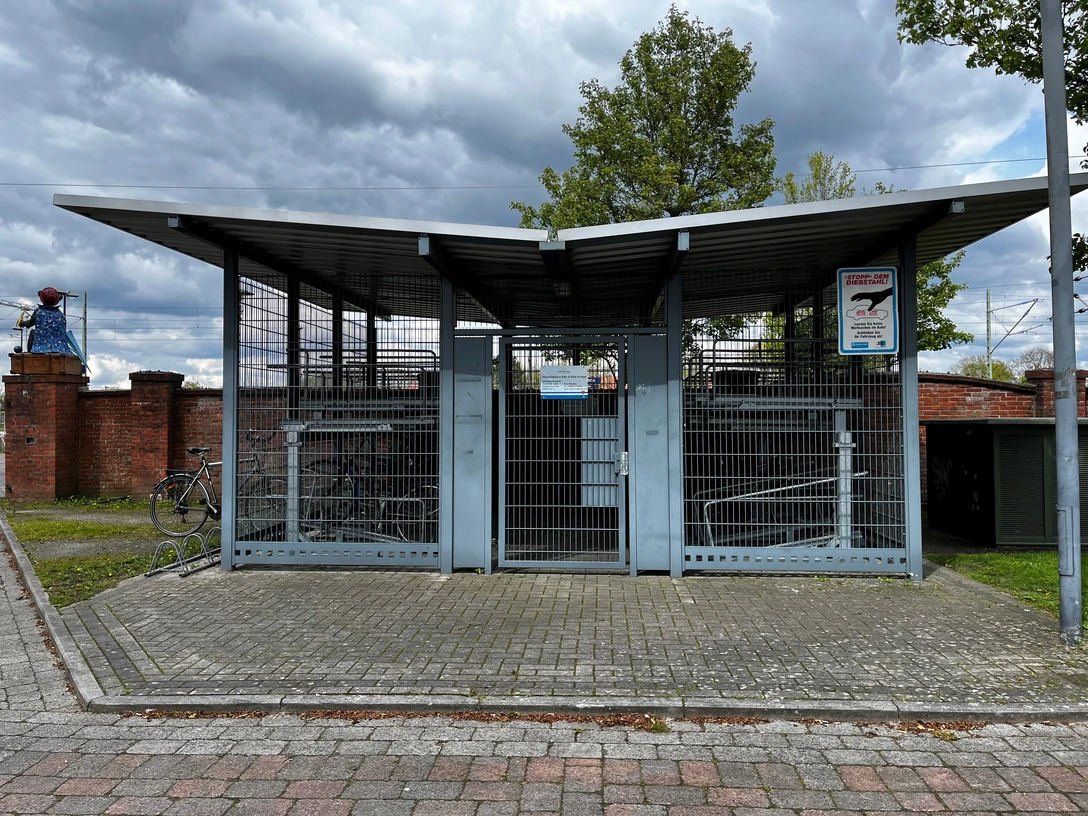 abschließbare Fahrradstellplätze am Eisenhüttenplatz.jpg Abschließbare Fahrradstellplätze am Eisenhüttenplatz: Metallkonstruktion mit geschützten Abstellflächen.