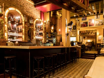 Hellers Brauhaus Eine modern rustikale Bar in warmen Licht durchflutet.A modern rustic bar flooded with warm light.