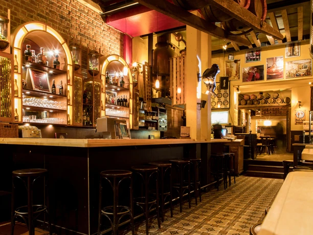 Hellers Brauhaus Eine modern rustikale Bar in warmen Licht durchflutet.