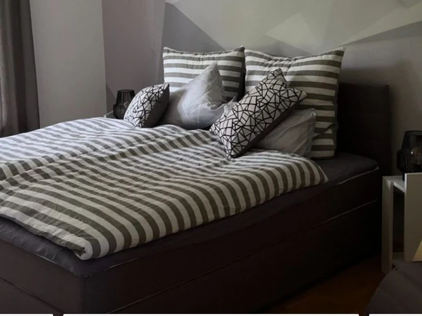 Relax Ferienwohnung Bollmeier Nettelstedt Elegante Ferienwohnung mit modernem Doppelbett, dekorativen Kissen und entspannender Atmosphäre.