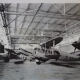 Flugzeughangar Butzweiler Hof Alte Schwarz-Weiß Aufnahme von Segelflugzeugen im Flugzeughangar am Butzweiler HofOld black and white photo of gliders in the hangar at Butzweiler Hof