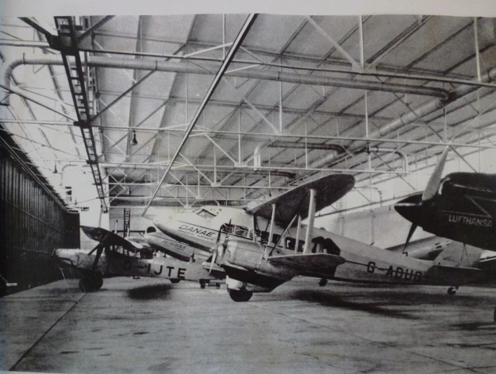 Flugzeughangar Butzweiler Hof Alte Schwarz-Weiß Aufnahme von Segelflugzeugen im Flugzeughangar am Butzweiler HofOld black and white photo of gliders in the hangar at Butzweiler Hof