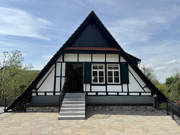 01 Ausstellung Kupferschmid In den H fen Sasbachwalden Blick zum Eingang