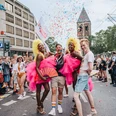 Eine bunte und fröhliche Parade-Szene beim Cologne Pride mit ausgelassener Stimmung, Musik und Konfetti.A colorful and cheerful parade scene at Cologne Pride with an exuberant atmosphere, music and confetti.