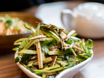 Restaurant Great Wall Nahaufnahme einer kleinen Porzellan Schüssel gefüllt mit chinesischem Grukensalat.Close-up of a small porcelain bowl filled with Chinese cucumber salad.