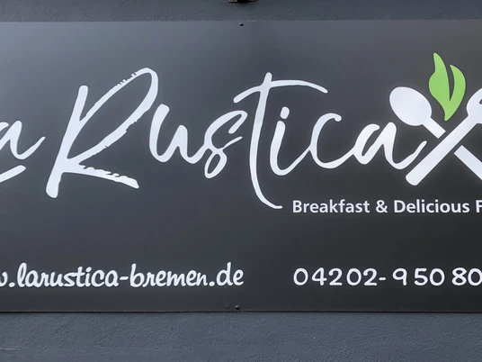 Ein Schild von La Rustica in Bremen mit Bestecksymbol, Website und Telefonnummer.