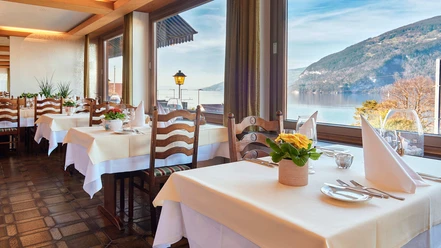 hotel-kreuz-restaurant-fenster-aussenansicht.jpg