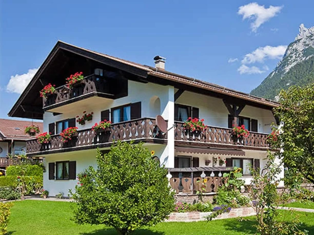 Ferienwohnung-Benedetti-Mittenwald-Haus-Sommer-web