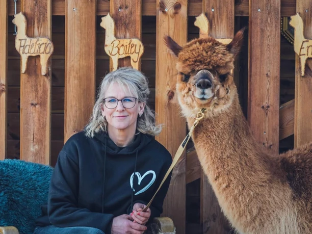 Inhaberin Janet mit ihrem Alpaka Bailey Inhaberin Janet mit ihrem Alpaka Bailey