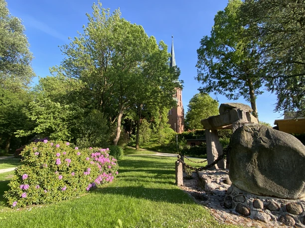 Blick vom Kriegerdenkmal auf die St. Dionysius Kirche Blick vom Kriegerdenkmal auf die St. Dionysius Kirche