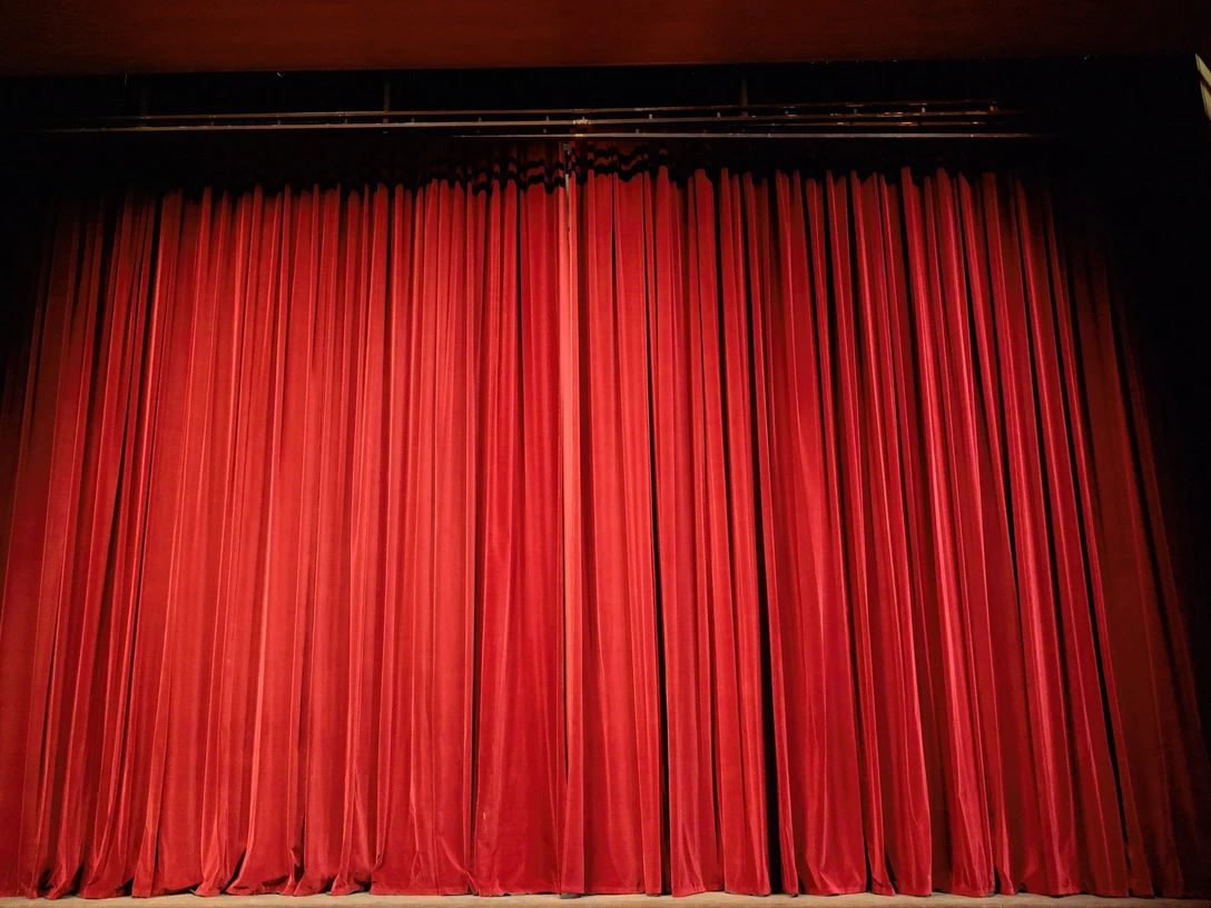 Der Theatervorhang öffnet sich im Februar Der Theatervorhang öffnet sich im Februar