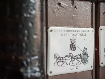 Gut Basthorst_Schild.jpg