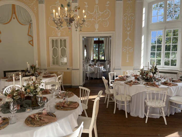 Hochzeit Schloss Deko.jpg Raum im Barockstil mit weiß eingedeckten Banketttischenroom in Baroque style with white-covered banquet tables