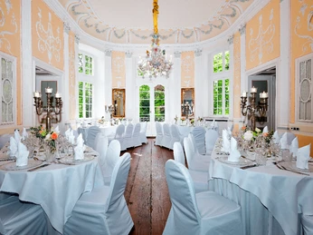 LO9_6703+Kopie++Laurence+Chataigne+Photography+2022.jpg Kleiner Raum im Barockstil mit weiß eingedeckten Banketttischen und opulenten KerzenständernSmall room in Baroque style with white-covered banquet tables and opulent candlesticks