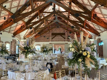 HZ 17.07.21..jpg Helle Eventscheune mit eingedeckten BanketttischenBright event barn with covered banquet tables