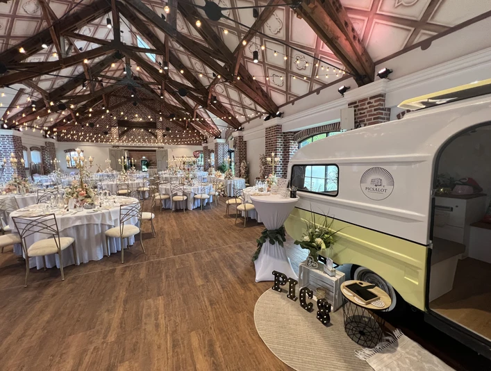 IMG_0728.jpg Eventscheune mit Lichterkette an der Decke und festlich dekorierten Banketttischen Event barn with fairy lights on the ceiling and festively decorated banquet tables