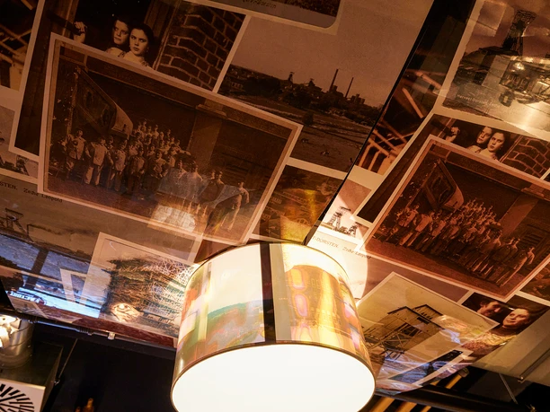CreativQuartier Fürst Leopold, Dorsten <p>Eine Decke voller Bilder zeigt historische Fotos mit Menschen und industriellen Szenen.</p>