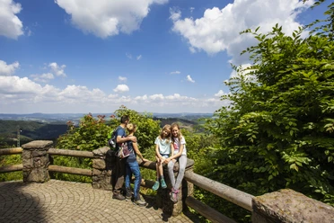 Familie macht Pause an der Hohen Bracht Familie macht Pause an der Hohen Bracht