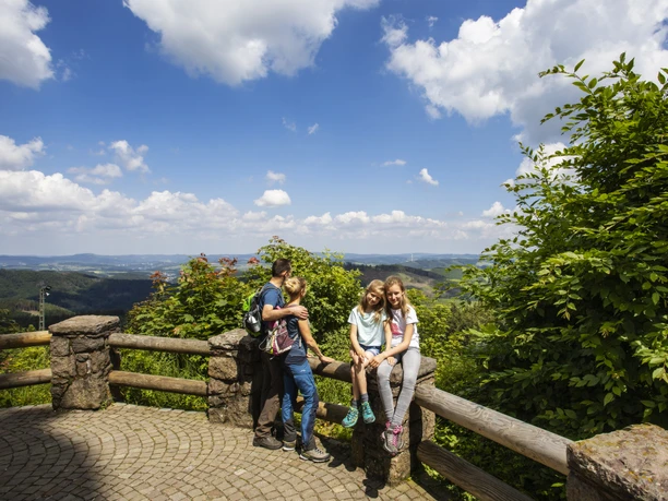 Familie macht Pause an der Hohen Bracht Familie macht Pause an der Hohen Bracht
