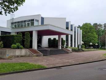 Espelkamp Neues Theater Neues Theater Espelkamp mit modernem Eingangsbereich, umgeben von gepflegter Grünanlage und Bäumen.