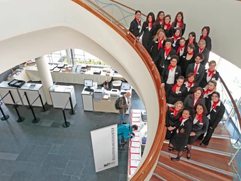 Freundliches, hilfsbereites Team Gruppenfoto des Eventteams auf der TreppeGroup photo of the event team on the stairs