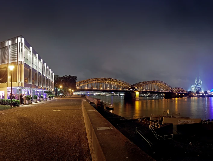 the view Cologne Außenansicht bei Nacht Panoramablick auf die Eventlocation the view, den Rhein, Hohenzollernbrücke und Dom bei NachtPanoramic view of the event location, the view, the Rhine, Hohenzollern Bridge and cathedral at night