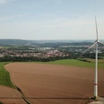 Blomberger_Spazierweg_Hohes_Feld_BM.JPG Blick über eine weitläufige, ländliche Landschaft mit einem markanten Windrad im Vordergrund.
