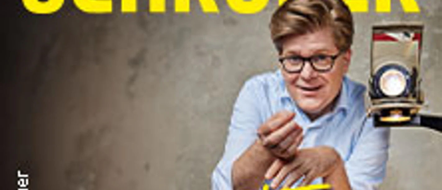 Plakat von Herr Schröder, der humorvoll seine Live-Tour "Der Rest ist Hausaufgabe" ankündigt.